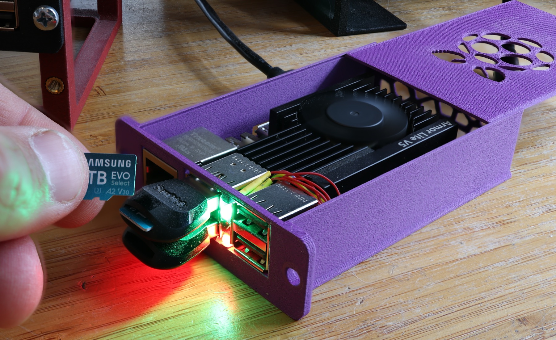 The Off The Cloud device: a Raspberry Pi with two micro-SD cards and RAID status LEDs